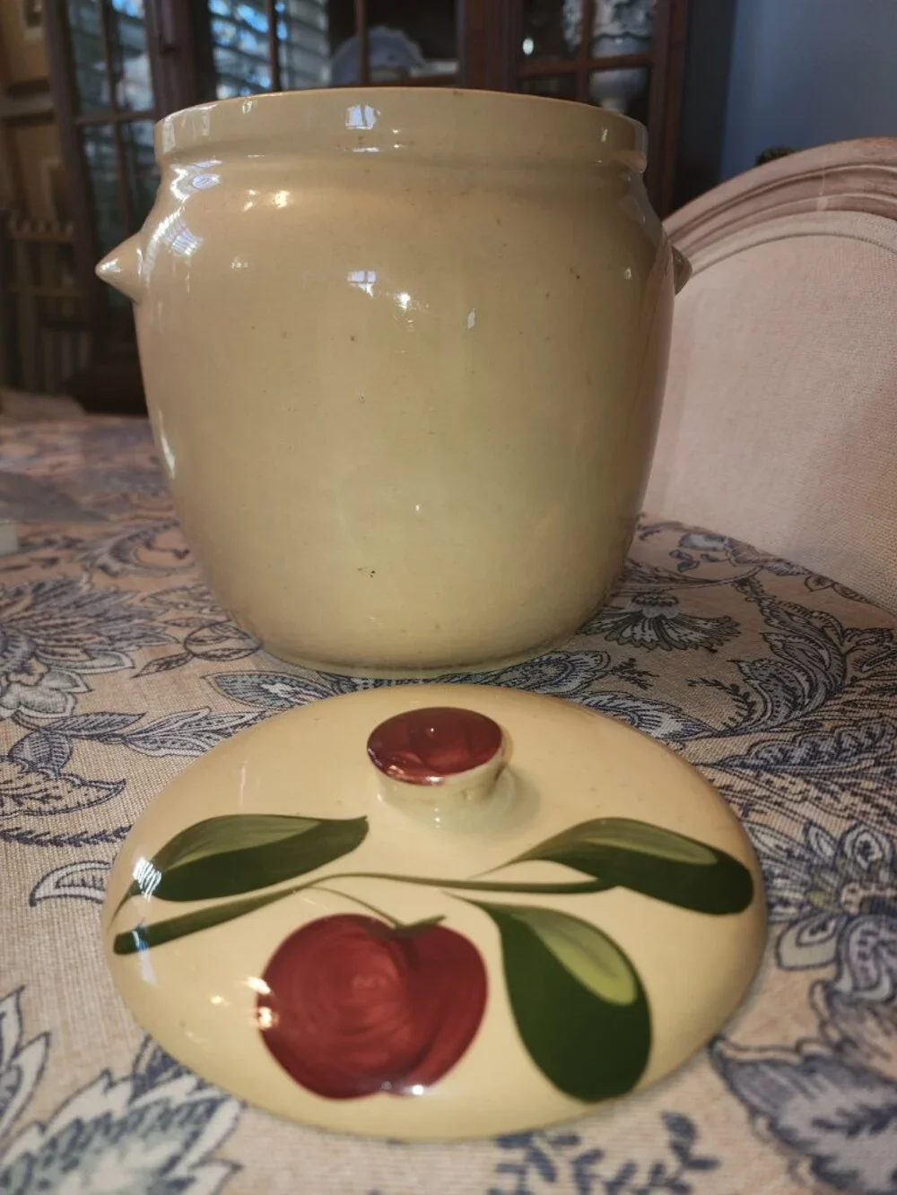 WATT POTTERY VINTAGE BEAN POT FEATURING APPLE DESIGN